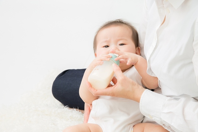 ミルクを飲む赤ちゃんの画像です